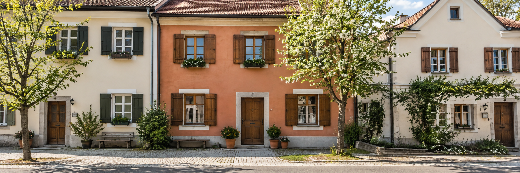 Traditionelle Wohnhäuser mit freundlichen Fassaden in Österreich